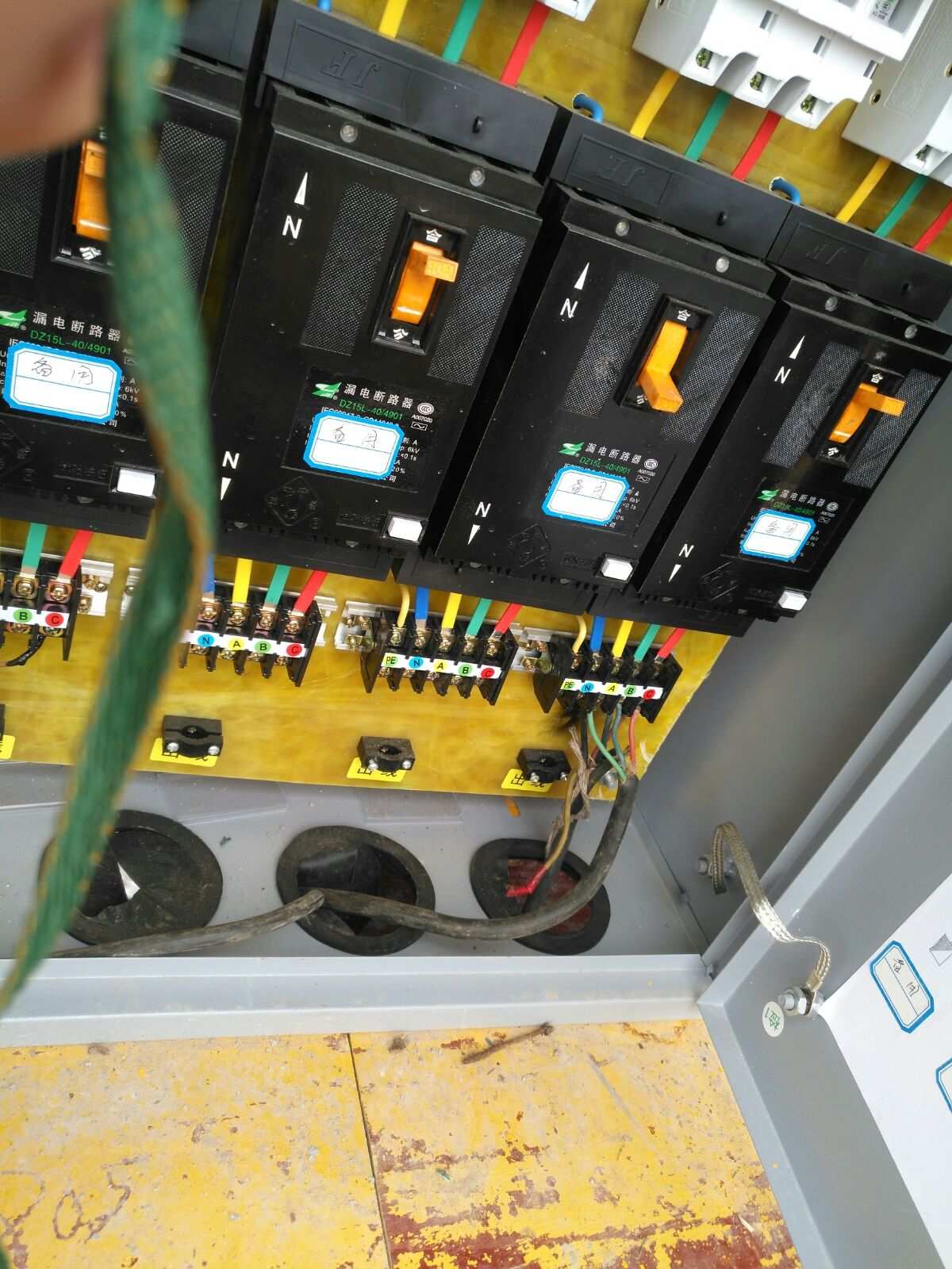 悅江閣配電箱安全隱患整改通知 一閘多機與漏電斷路器問題亟待解決
